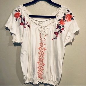 R X B Size M Embroidered short sleeve top.